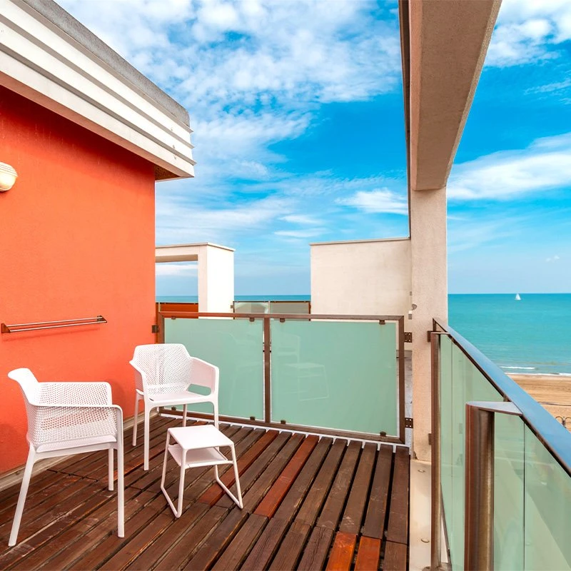 Camera basic balcone vista mare