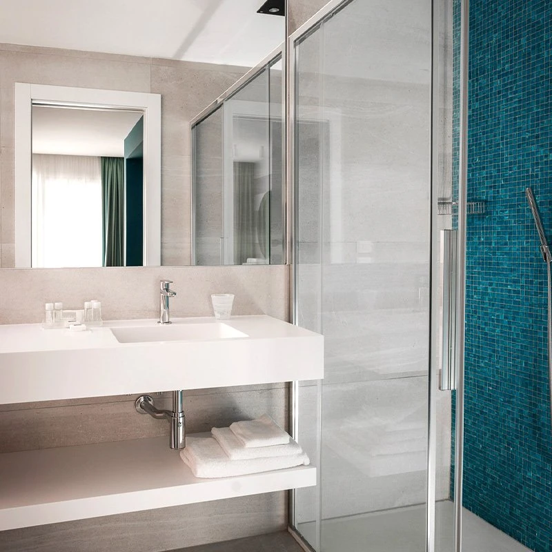 camera deluxe spa frontemare bagno doccia