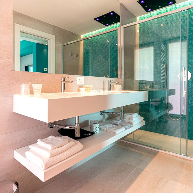 camera deluxe spa frontemare bagno