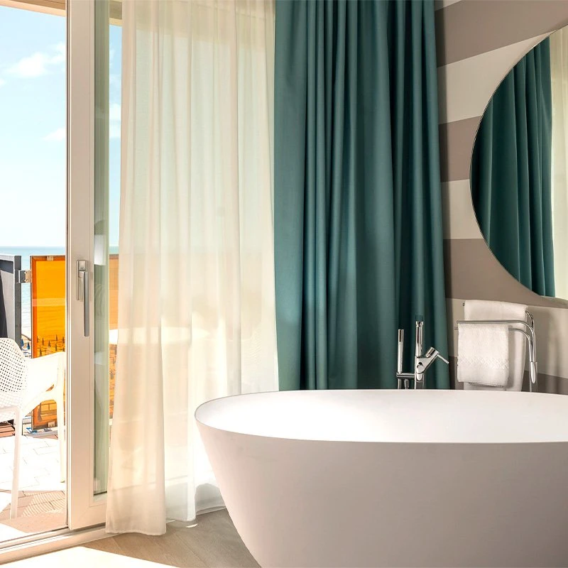 camera deluxe spa frontemare vasca 