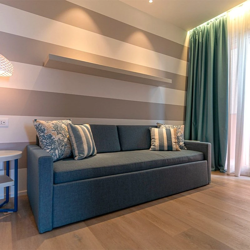 Camera  junior suite frontemare divano