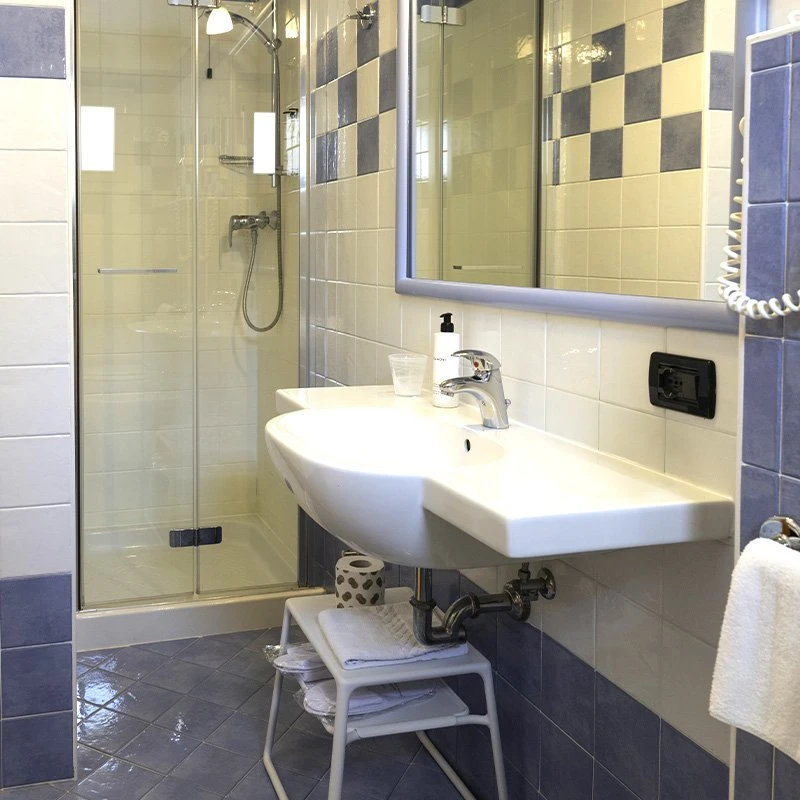 camera tripla classic bagno doccia