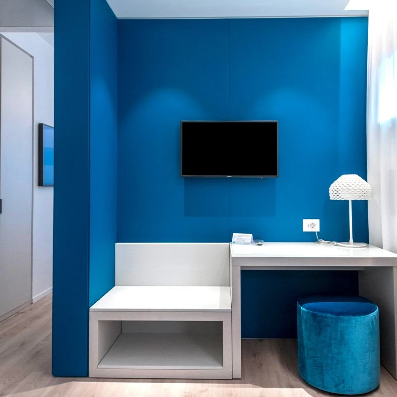 family junior suite tv poltrona scrivania