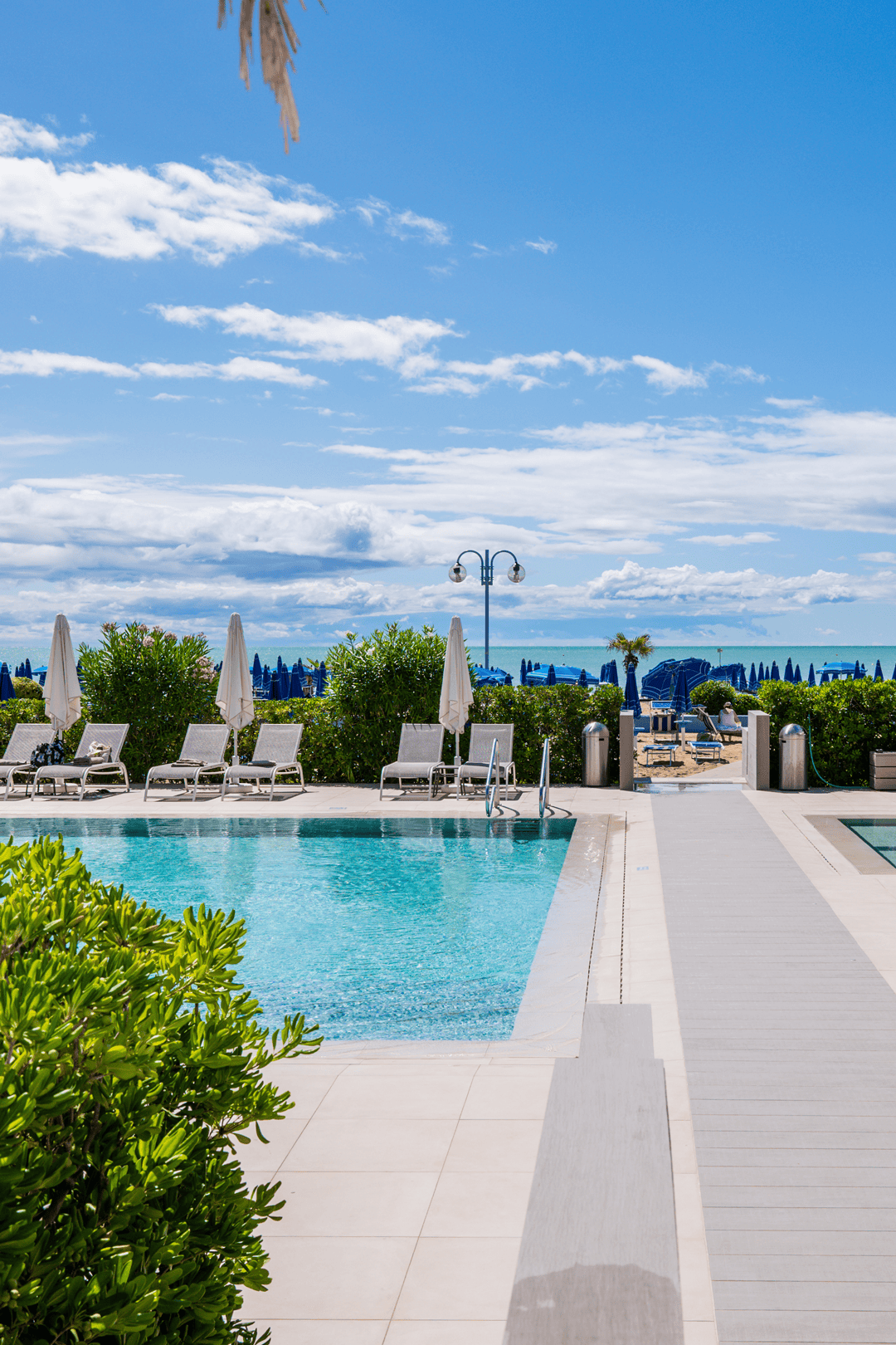 Hotel piscina vista mare solarium spiaggia